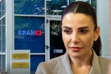 Dy vartësit e ish zvministres Belinda Balluku rithirren në SPAK për t’u përgjigjur mbi tenderat